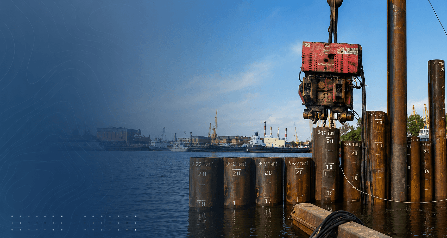 Bank protection with tubular sheet piles at a hydraulic engineering facility